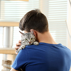 Man hugging kitty
